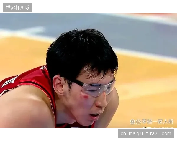 周琦转会北京后迅速成为防守中坚，其高效的篮下命中率和护筐能力盘活了球队内线攻防。